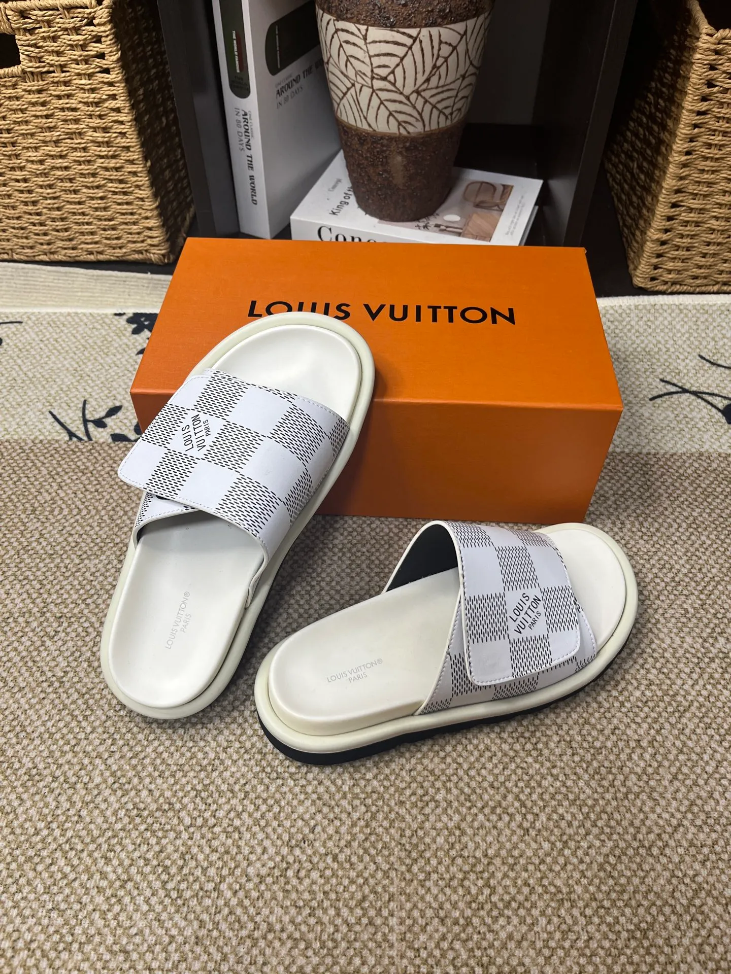 P340 [New Style] [LOUIS VUITTON] Louis Vuitton, LV printing, men's and women's slippers are now on the market, packed in drawer boxes with cloth bags and cards, the upper pattern looks very soft and waxy, and is a super versatile leg slimming tool. Fabric: imported denim/canvas/old fabric, LV hardware LOGO, official website pattern printing, comfortable to wear, feet: high-elastic PU water table. Sole: foam sole, heel height: about 5cm. Code number: 35-46, 35, 45, 46 are custom-made and non-returnable. Color: multiple colors and styles available.